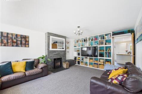 Living Room .2.jpg