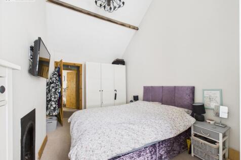 Bedroom 1 .2.jpg