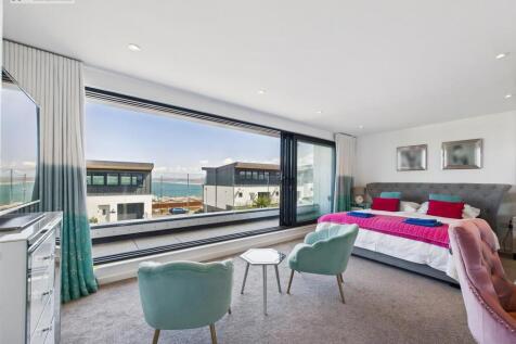 bed 1 &amp; balcony