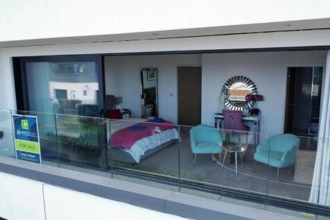 bed 1 balcony