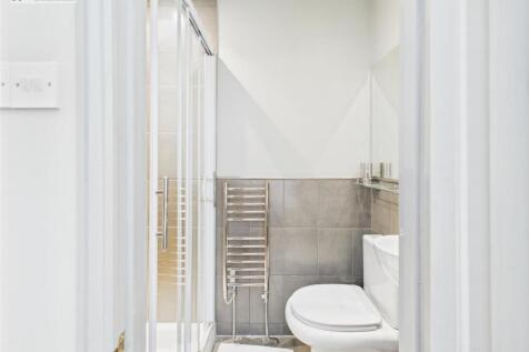 Bedroom 1 en suite.jpg