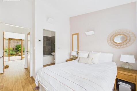 Bedroom 1 iii.jpg