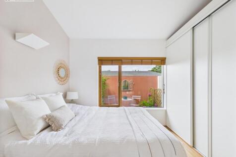 Bedroom 1 iv.jpg
