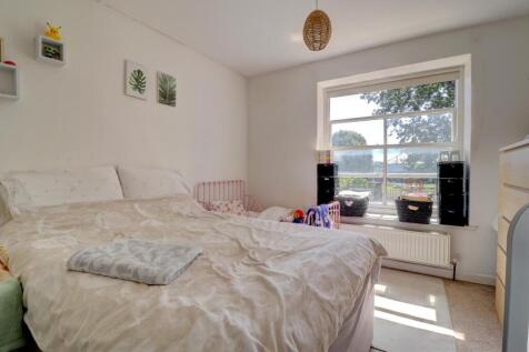 Bedroom 1.jpg
