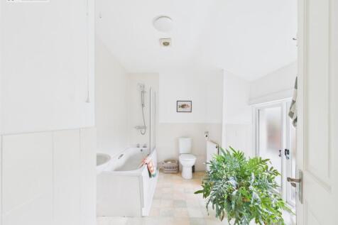 bed 1 en suite.jpg
