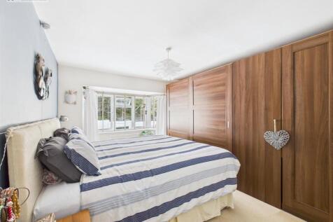 bedroom 1 .1.jpg