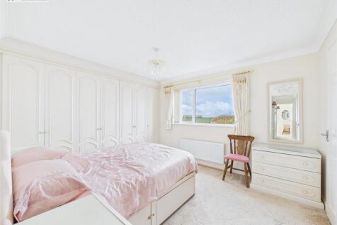 Bedroom 1.jpg