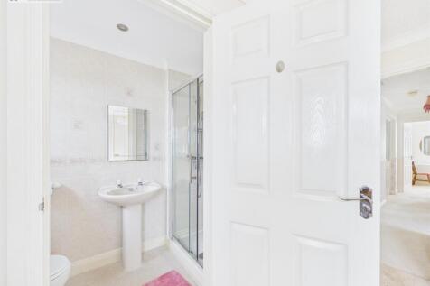 Bedroom 1 en-suite.jpg