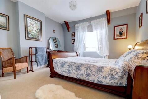 Bedroom 1 .3.jpg