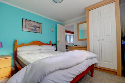 Bedroom 1 .2.jpg
