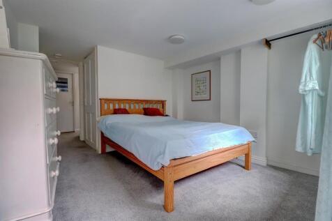 Bedroom 1 .2.jpg