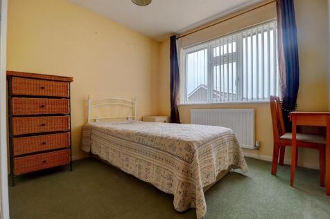 Bedroom 2 .2.jpg