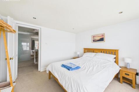 Bedroom 1 (3).jpg
