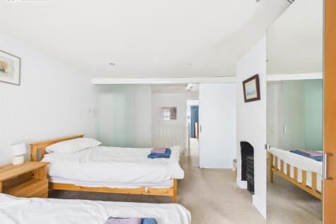 Bedroom 2 (2).jpg