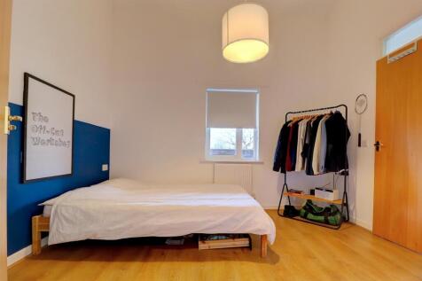 Bedroom 1 .2.jpg