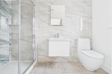 Bedroom 1 en-suite.jpg