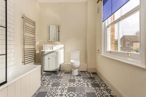 Bathroom (b)