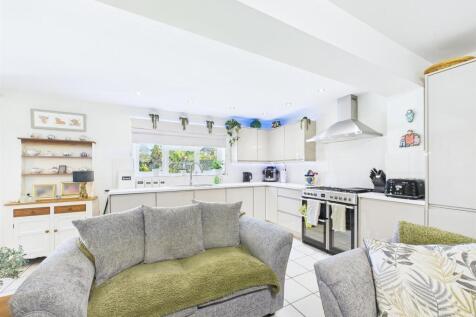Open Plan Kitchen/Dining/Living Area