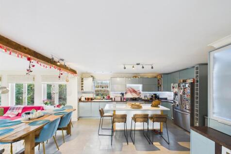 Kitchen / Dining Area