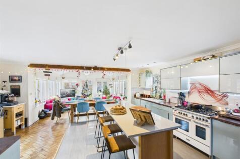 Kitchen / Dining Area