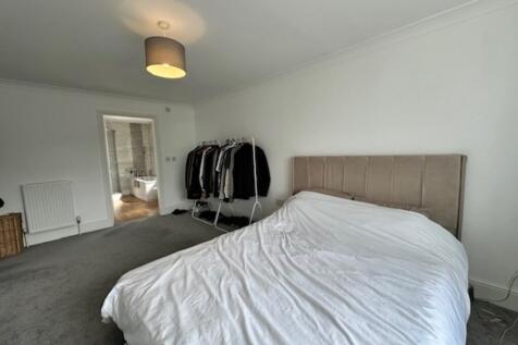 bed 2 to ensuite
