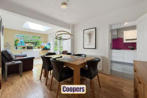 Open plan dining/sun room