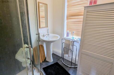Shower Room Upstairs.jpg