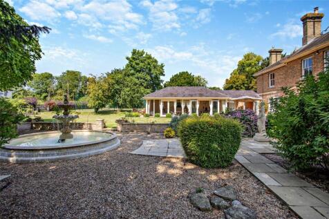 Fountain &amp; Lawn