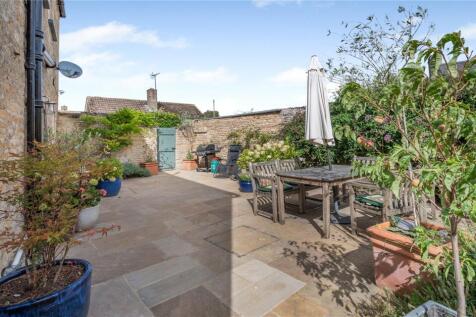 Rear Walled Terrace