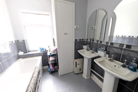 Bathroom a.jpg