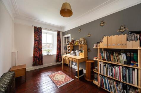 Bedroom / Study