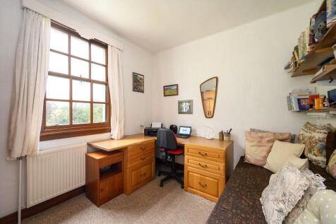 Bedroom / Study