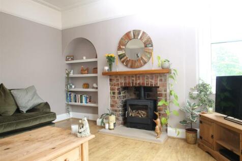 sitting room fireplace.JPG