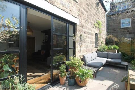 outside sitting area.JPG