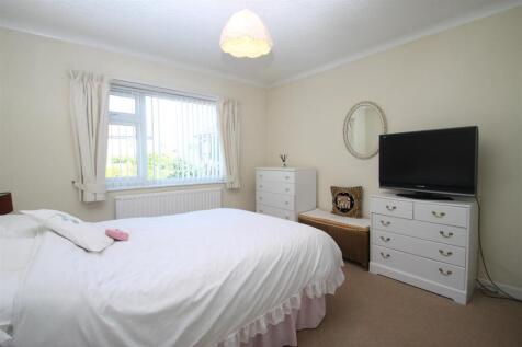 bedroom 1.JPG