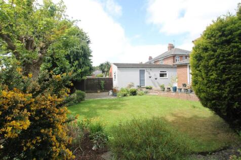 garden with garage.JPG