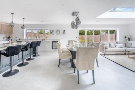 Luxury Kitchen/ Dining/ Entertainment Room