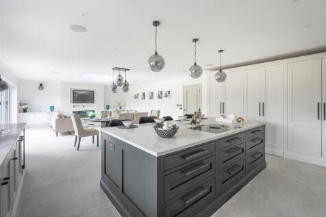 Luxury Kitchen/ Dining/ Entertainment Room