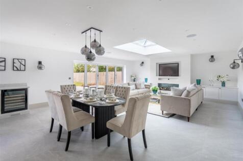 Luxury Kitchen/ Dining/ Entertainment Room