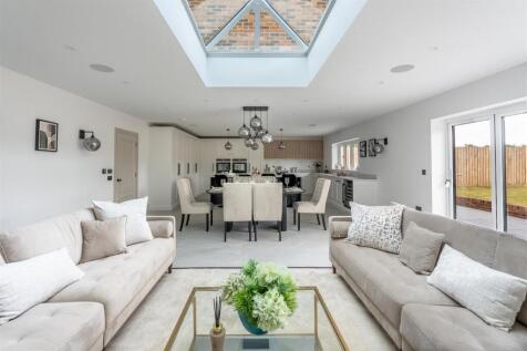 Luxury Kitchen/ Dining/ Entertainment Room