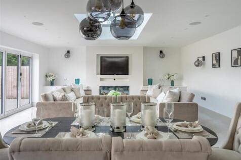 Luxury Kitchen/ Dining/ Entertainment Room