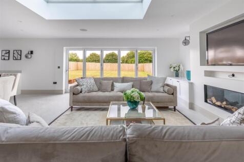 Luxury Kitchen/ Dining/ Entertainment Room