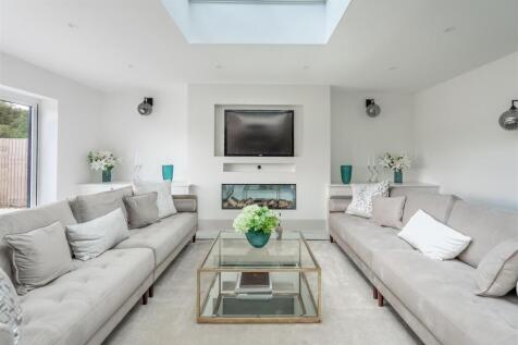 Luxury Kitchen/ Dining/ Entertainment Room