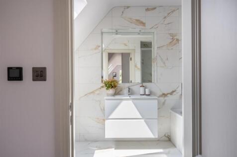 En-Suite Bath/Shower Room