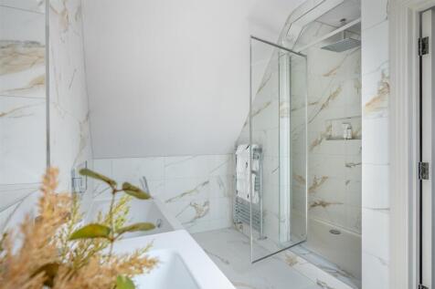 En-Suite Bath/Shower Room