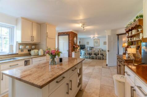 Kitchen/Breakfast /Entertainment Room