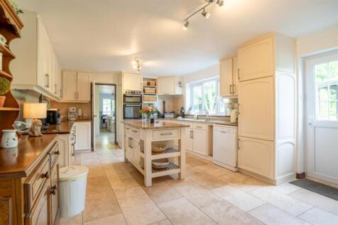 Kitchen/Breakfast /Entertainment Room