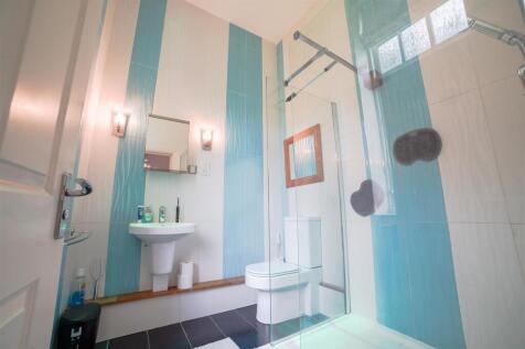 Bedroom 1 En suite