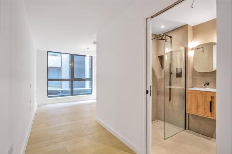 Bedroom/Bathroom