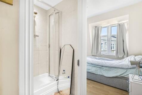 Bedroom/Bathroom